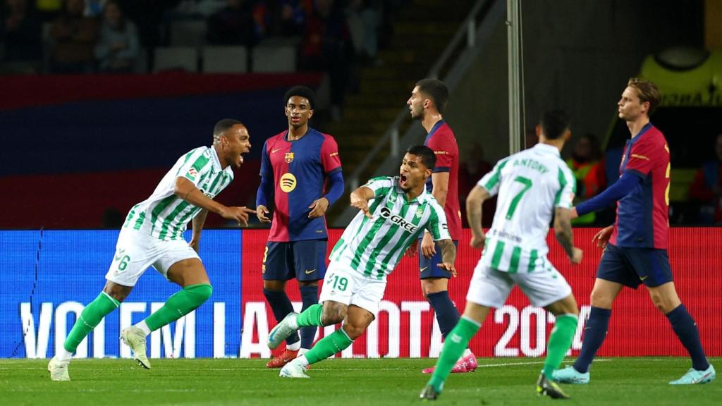 Los jugadores del Betis celebran el gol de Natan ante el Barça.