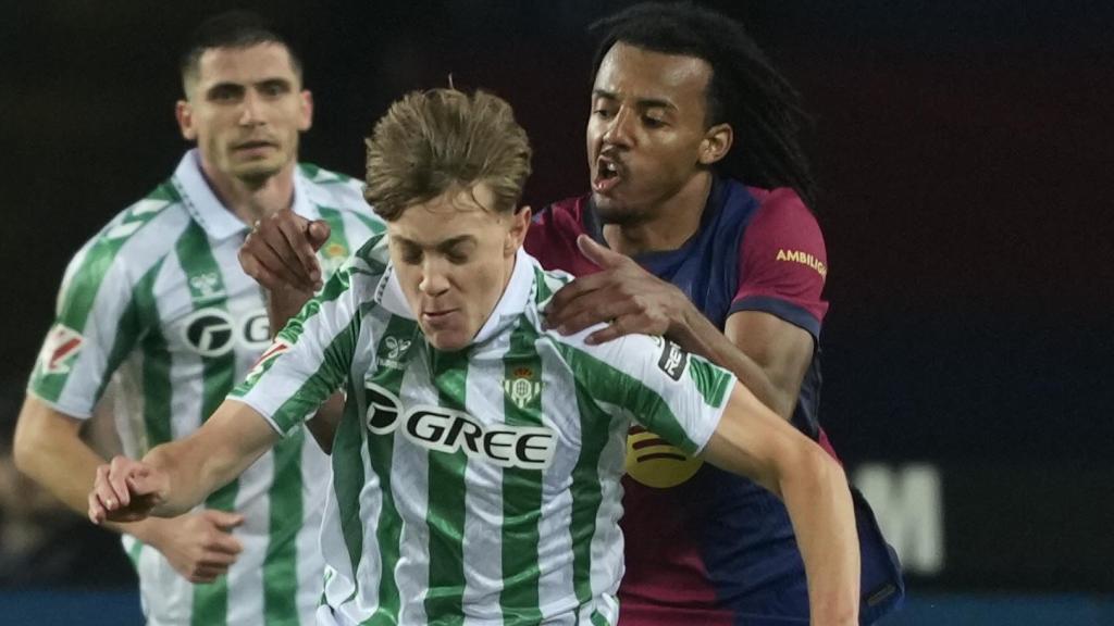 Jesús Rodriguez se lleva el balón ante el defensa francés del FC Barcelona, Jules Koundé