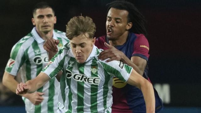 Jesús Rodriguez se lleva el balón ante el defensa francés del FC Barcelona, Jules Koundé