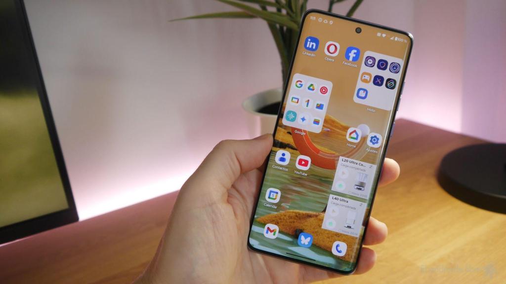 Móvil Android en pantalla de inicio