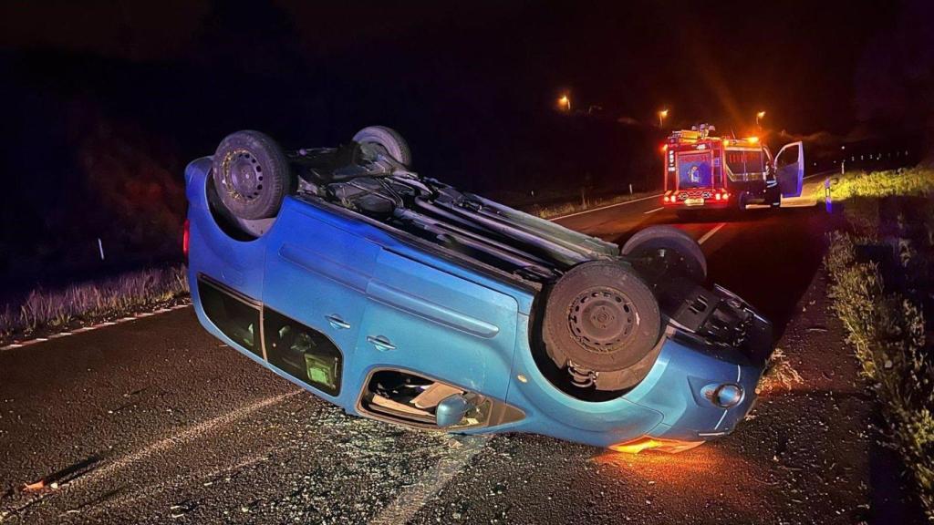 Coche volcado en Cambre (A Coruña)