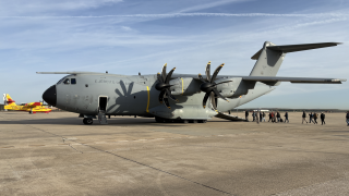Airbus A400M junto a un Canadair apagafuegos