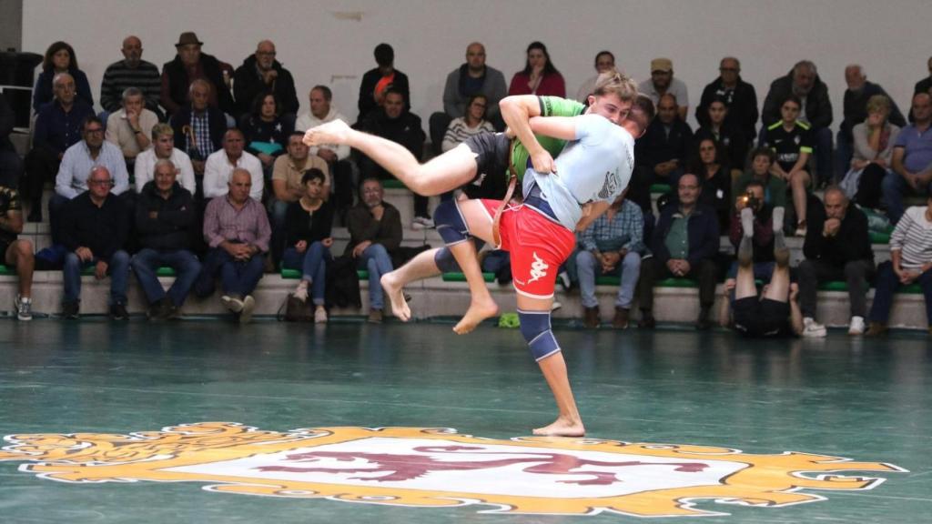 El viaje donde los jóvenes aprendieron y documentaron el deporte de lucha leonesa.