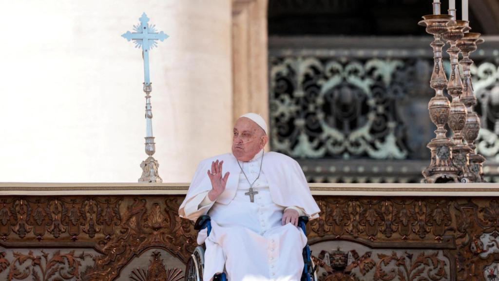 El Papa Francisco aparece por primera vez desde su regreso al Vaticano.
