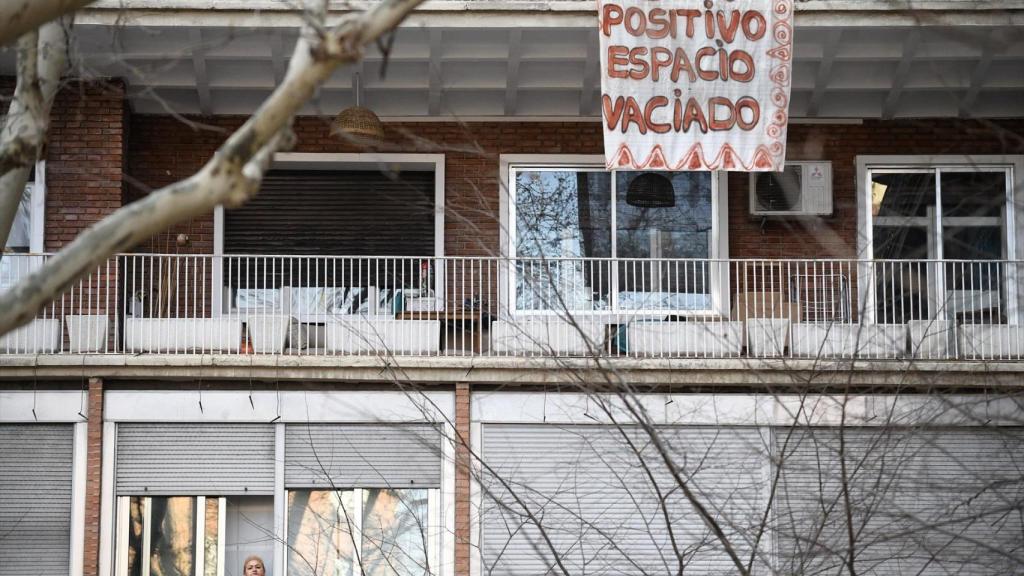 Pancarta en un balcón por el desalojo del centro social 'okupado'.  Fernando Sánchez / EP