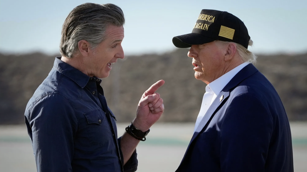 El gobernador demócrata de California, Gavin Newsom, junto a Donald Trump durante los últimos incendios de California el pasado mes de enero.