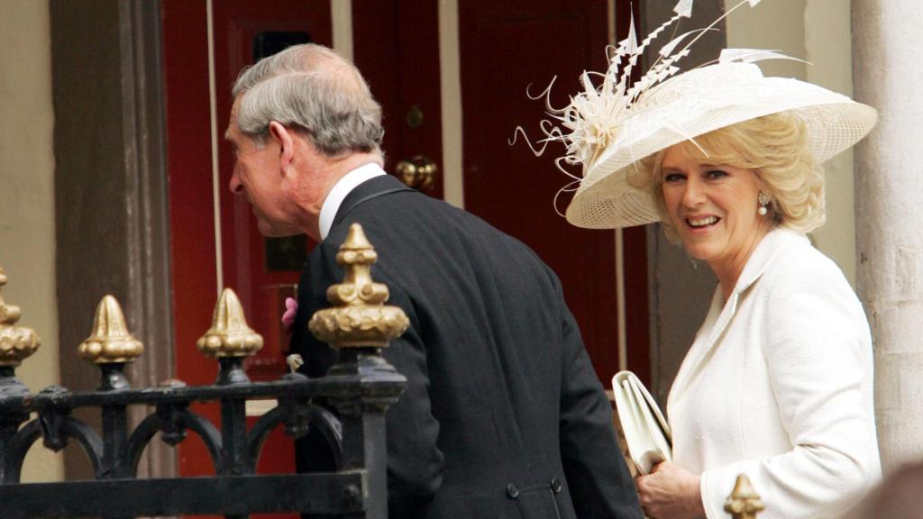 Carlos y Camila, el día de su boda civil, en el Ayuntamiento de Windsor, el 9 de abril de 2005.