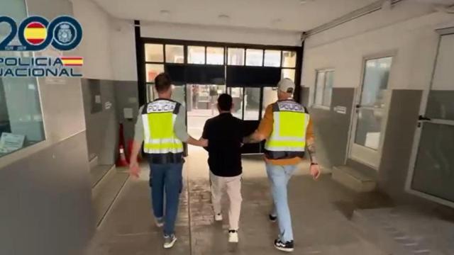 La detención uno de los hombres por parte de la Policía Nacional.