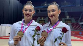 Andrea Fernández y Andrea Corral con sus medallas de oro en el Campeonato del Mundo de Sofía