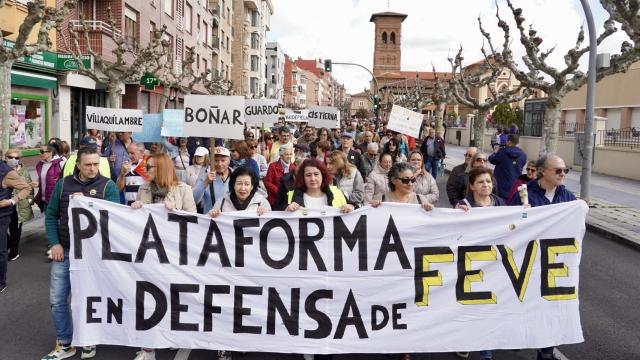 Multitudinaria manifestación en León para pedir la llegada del Feve al centro de la ciudad