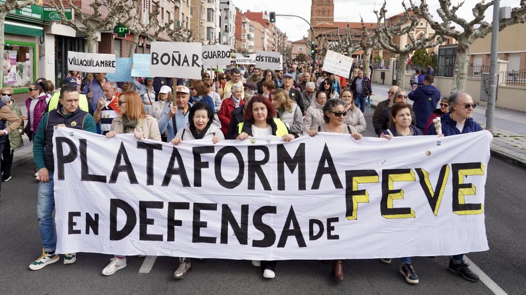 Multitudinaria manifestación en León para pedir la llegada del Feve al centro de la capital leonesa