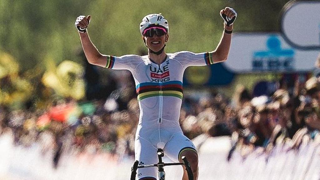 Tadej Pogacar celebra su victoria en el Tour de Flandes 2025.