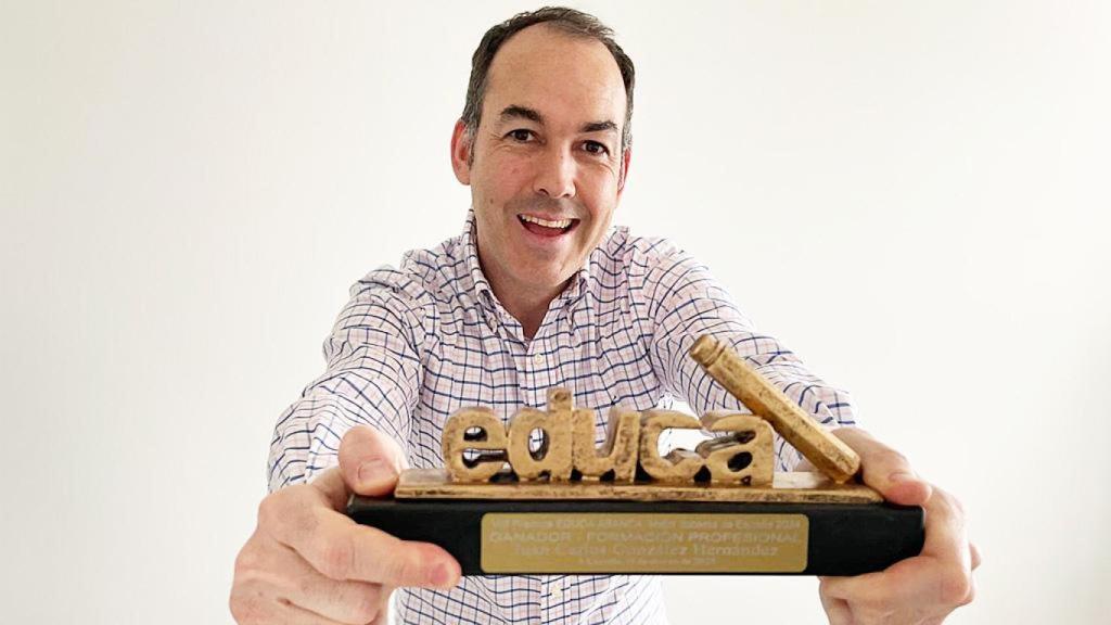 Juan Carlos González con su merecido premio