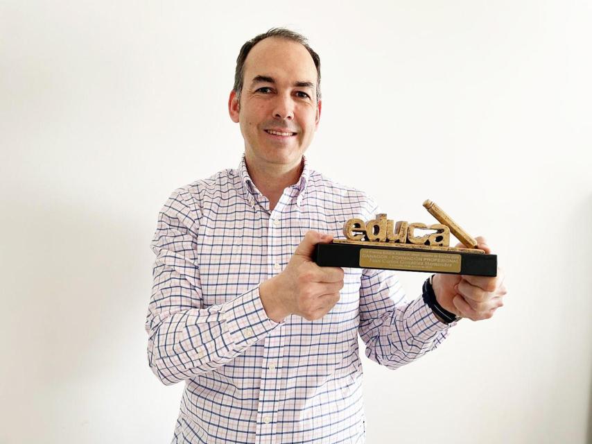 Juan Carlos con su premio