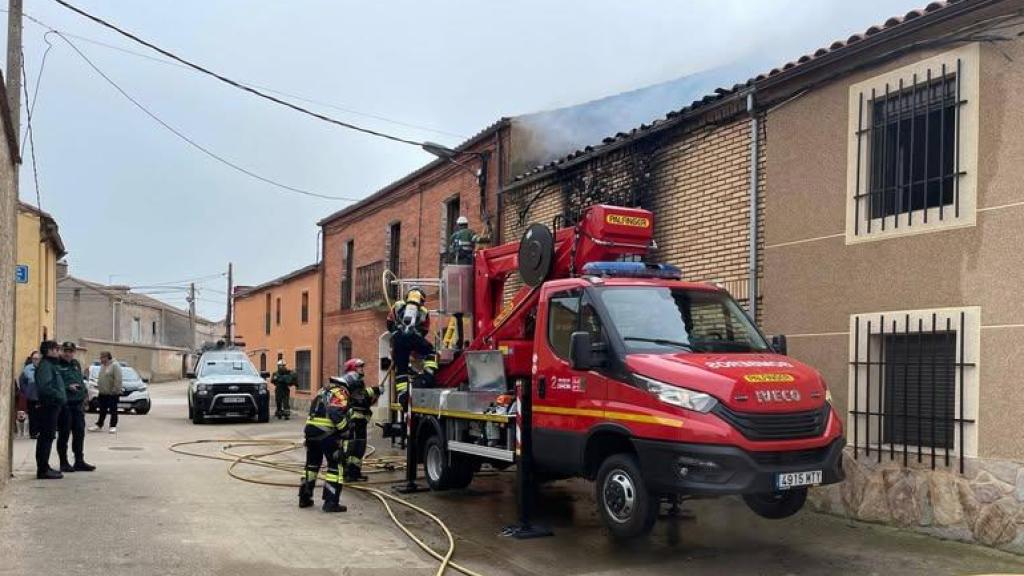 Un incendio calcina una casa en Pajares de la Lampreana