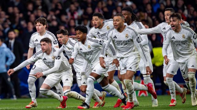 Los jugadores del Real Madrid celebran la clasificación a cuartos de final ante el Atlético de Madrid.