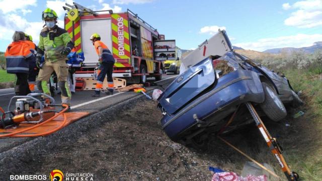 Los Bomberos de la DPH en el lugar del accidente en Arén