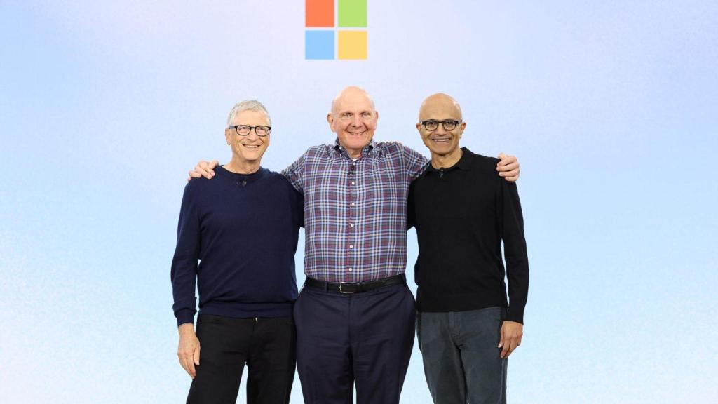 Los tres CEOs de Microsoft en el escenario: Bill Gates, Steve Ballmer  y Satya Nadella.