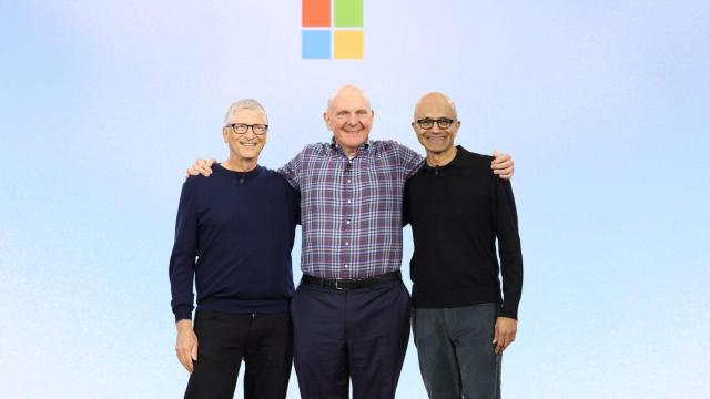 Los tres CEOs de Microsoft en el escenario: Bill Gates, Steve Ballmer  y Satya Nadella.
