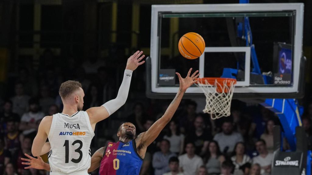 Dzanan Musa lanza a canasta ante Kevin Punter.