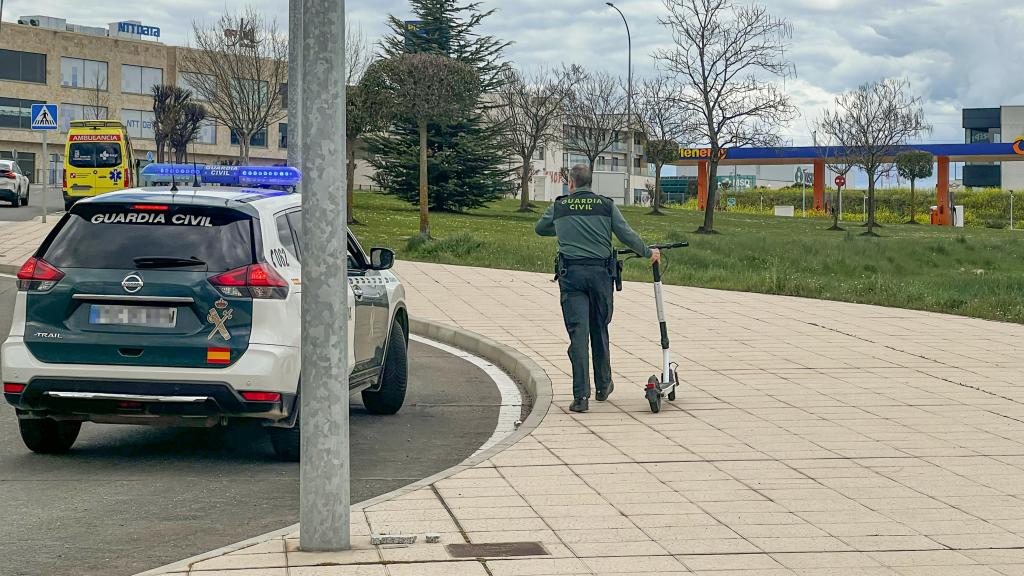 Agentes de la Guardia Civil retirando el patinete tras el accidente