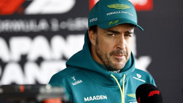 Fernando Alonso atiende a los medios tras los libres del GP de Japón.