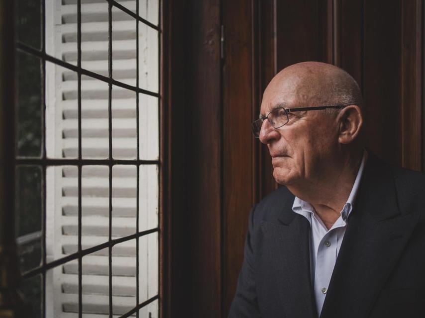 Sir Richard Dearlove posa para la entrevista.