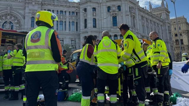 Los servicios de emergencia atendiendo a un corredor de la Media Maratón en Cibeles.