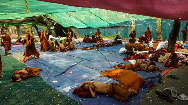 Jóvenes monjes budistas afectados por el sismo en Mandalay.