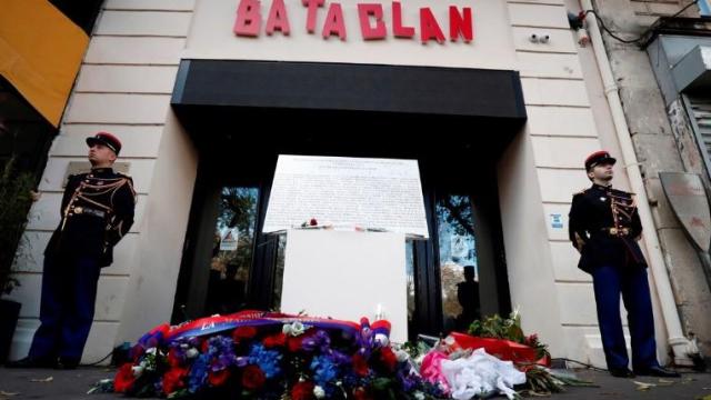 Vista de una placa conmemorativa instalada en la sala de espectáculos Bataclan, en una fotografía de archivo.