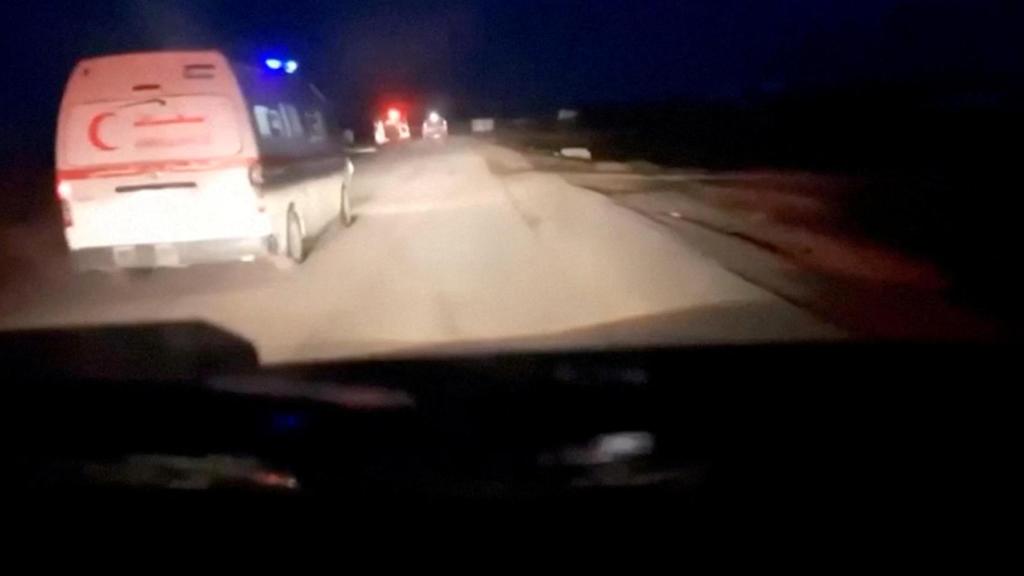 Captura de pantalla del vídeo en el que se ve a las ambulancias con las luces encendidas.