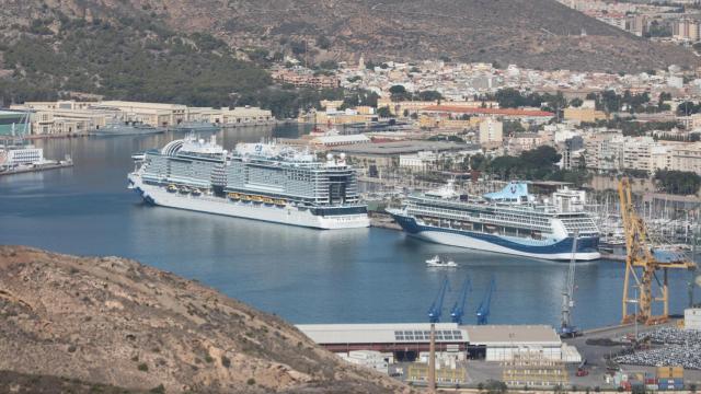Dos cruceros atracados en el puerto de Cartagena.