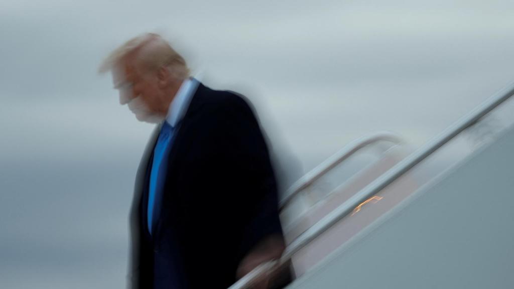 Donald Trump bajándose del Air Force One este domingo.