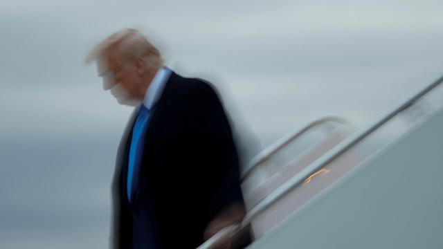 Donald Trump bajándose del Air Force One este domingo.
