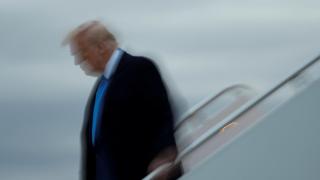 Donald Trump bajándose del Air Force One este domingo.