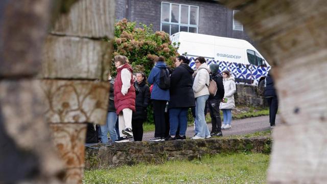 Trabajadores de la fábrica de cerámica de Sargadelos se concentran a las puertas de las instalaciones, a 3 de abril de 2025, en Cervo, Lugo, Galicia (España).