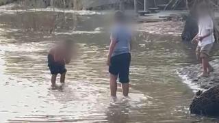 Personas metidas en el agua del Tajo,junto a la playa de Tenerías, este fin de semana
