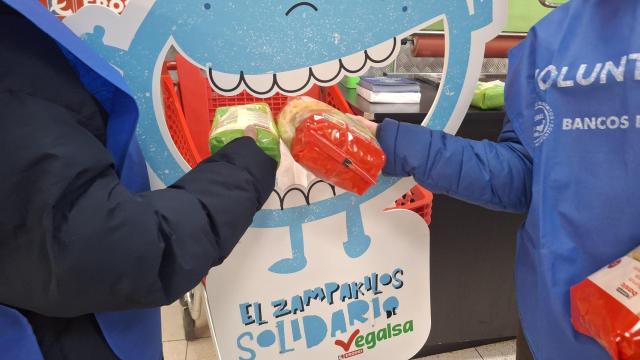 Dos voluntarios donando pasta al Banco de Alimentos