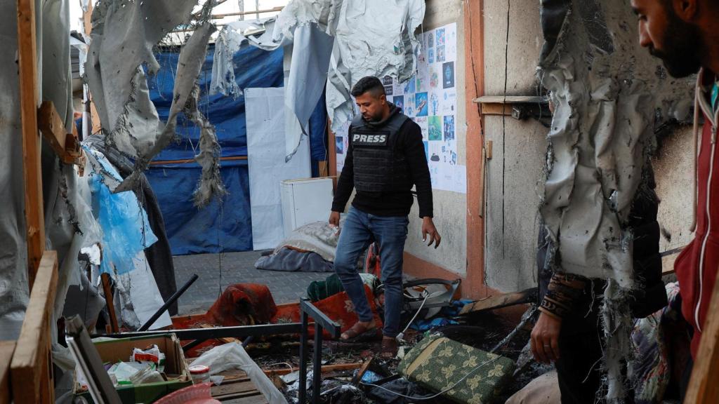 Un periodista dentro de la tienda de campaña en la que han muerto dos de sus compañeros en un ataque de Israel.