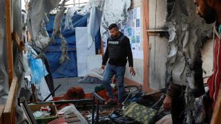 Un periodista dentro de la tienda de campaña en la que han muerto dos de sus compañeros en un ataque de Israel.