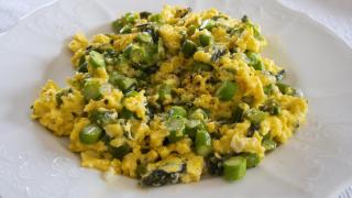 Con muchas proteínas y sin esfuerzo: la deliciosa cena saludable que preparo en 10 minutos usando solo una sartén