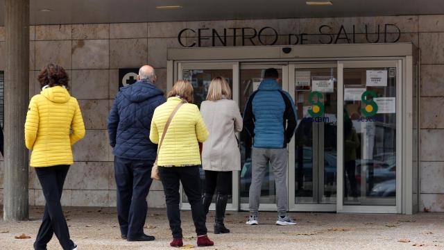 Puerta del centro de salud de Santa María de Benquerencia, donde murió Xavi.