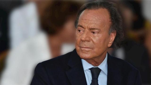 Julio Iglesias lleva más de 60 años con un tumor benigno.