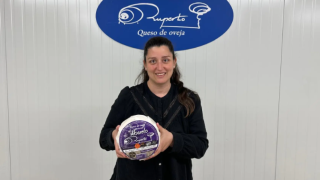 Llorema Madrid muestra uno de los quesos de su empresa: Quesos Ruperto.
