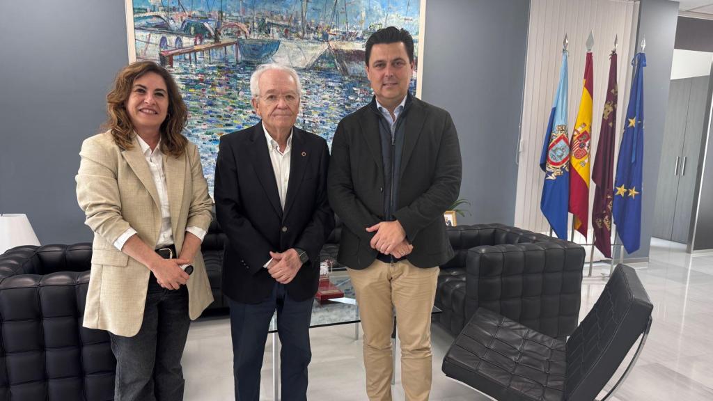 El alcalde de San Javier, José Miguel Luengo (d), este viernes, junto al presidente y la directora general de Proyecto Hombre Murcia, Tomás Zamora (c) y Asunción Santos (i).