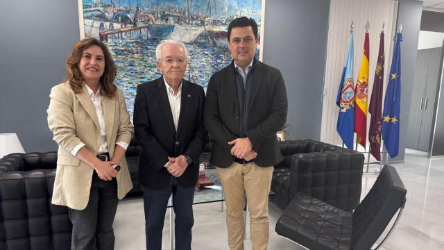 El alcalde de San Javier, José Miguel Luengo (d), este viernes, junto al presidente y la directora general de Proyecto Hombre Murcia, Tomás Zamora (c) y Asunción Santos (i).
