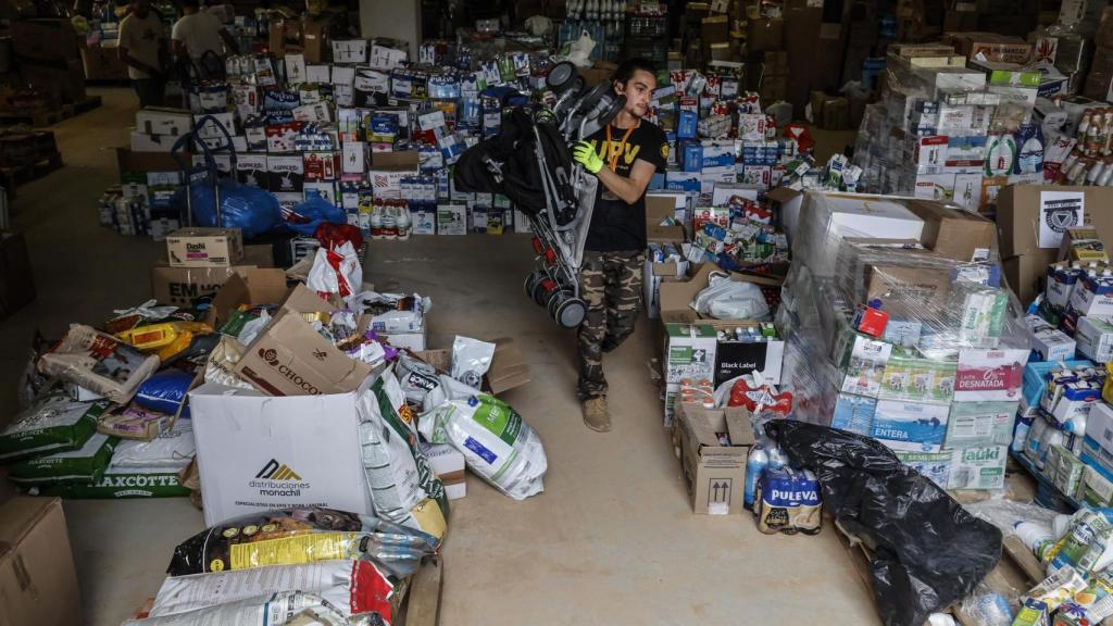 Cajas con ayuda humanitaria en la zona comercial de 'Ikea Alfafar Parc' tras el paso de la dana, imagen de archivo. Europa Press / Rober Solsona