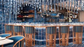 zona-mar-con-mesas-y