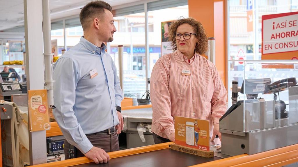 Empleados de Consum en un supermercado. Consum