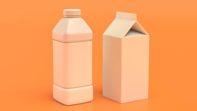 Una botella de plástico y un tetrabrik.